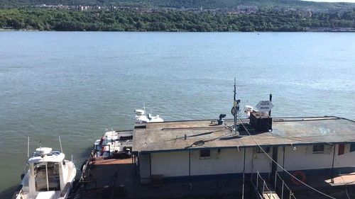 Surse: Bulgarii au început să descarce cărbunele care a început să ardă pe mai multe vase sârbești aflate pe Dunăre