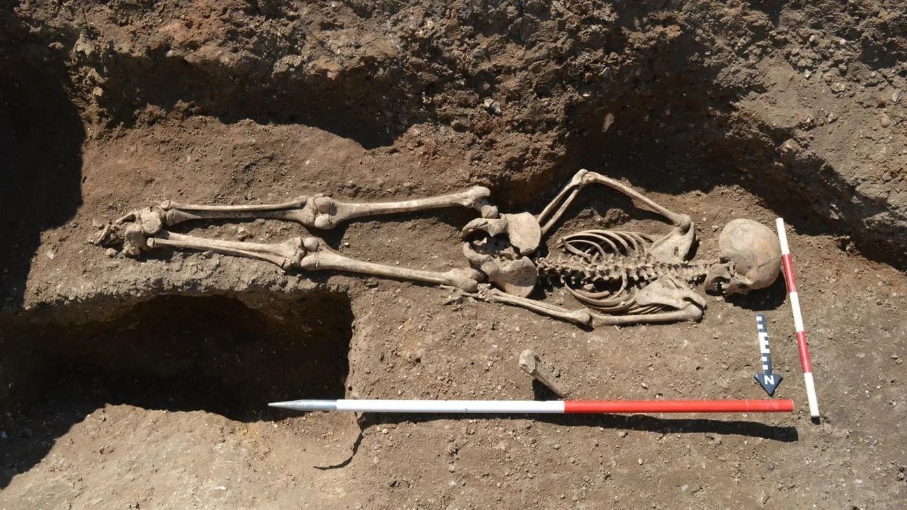 O fetiță din perioada medievală, îngropată cu fața în jos și cu gleznele legate. Arhelogi: Au făcut-o  pentru a împiedica "întoarcerea" din mormânt?
