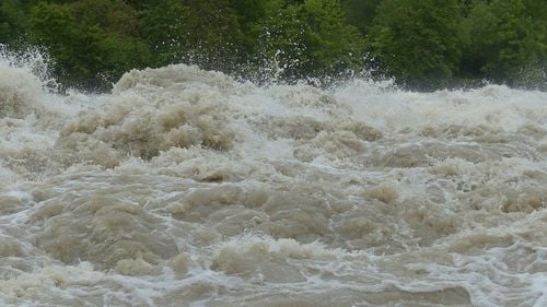 Ședință de urgență la Ministerul Mediului după ce digul unui iaz din Neamț a fost rupt de viitură. Localnicii au fost avertizați prin mesaj RO-Alert