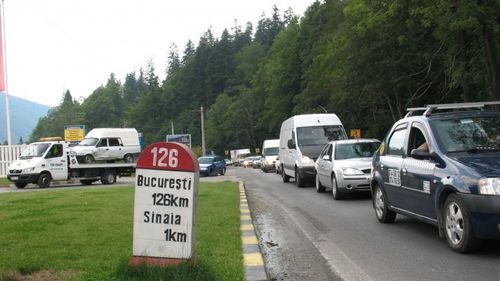 Trafic aglomerat pe Valea Prahovei, circulație în coloană în stațiuni pe ambele sensuri