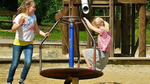 Ministerul Sănătății: Copiii trebuie să evite locurile de joacă aglomerate / Dovezile curente sugerează că noul coronavirus poate rămâne pe suprafețe din diferite materiale pentru ore și chiar zile