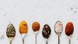 Patru condimente care îți pot îmbunătăți sănătatea inimii / Aceste ingrediente sunt bogate în antioxidanți și pot reduce nevoia de zahăr sau sare