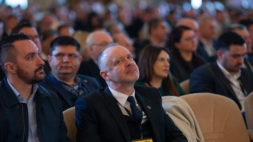 VIDEO Senatorul AUR Sorin Lavric a omagiat un legionar în Parlament, la două săptămâni după întâlnirea lui George Simion cu ambasadorul Israelului / Liderul AUR a condamnat ferm antisemitismul