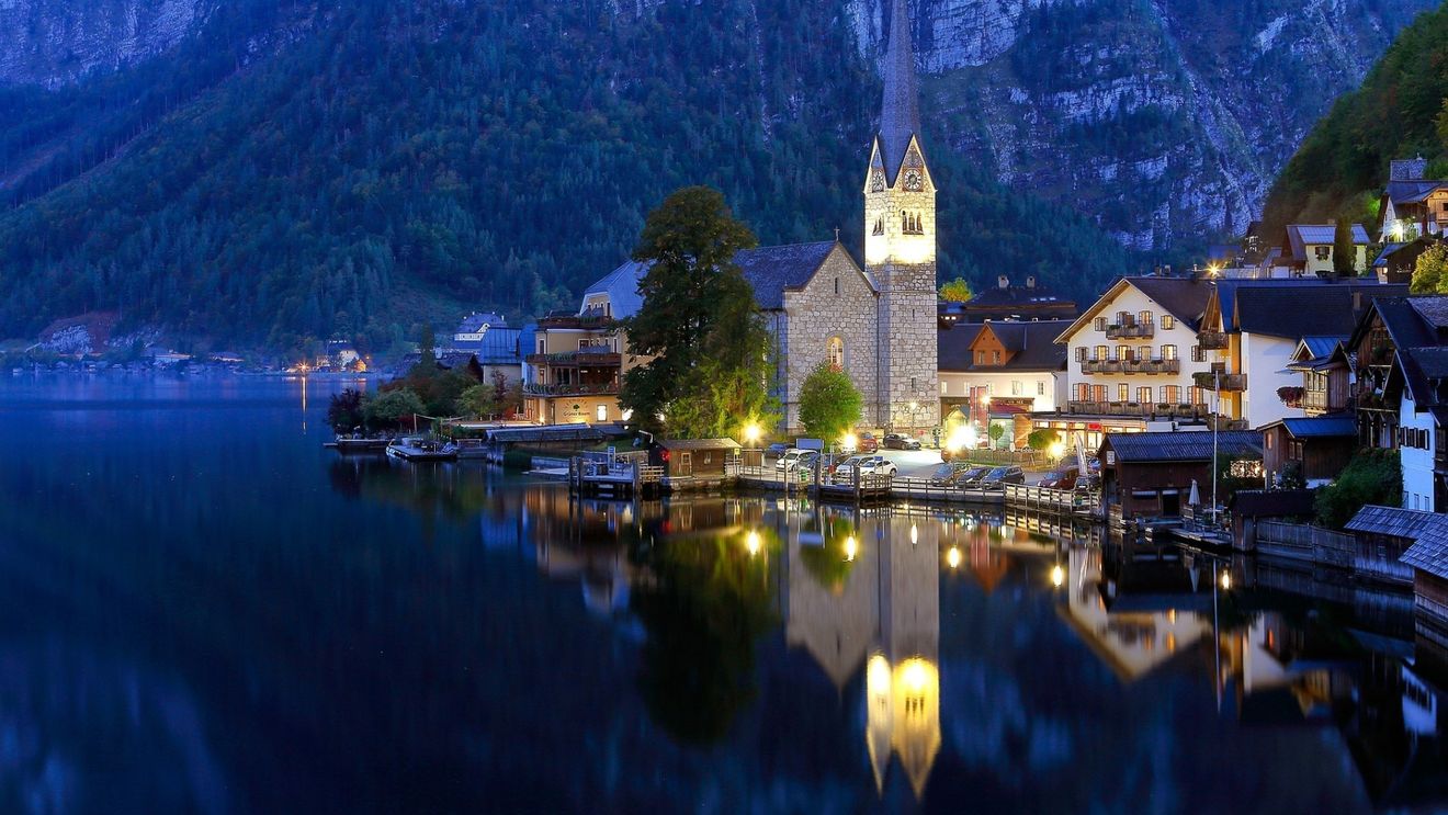 Orășelul austriac Hallstatt, celebru pentru că seamănă cu cel din filmul de animație Frozen, a instalat o barieră ca protest față de turismul de masă/ Hallstatt avea un milion de turiști pe an înainte de pandemie și este din nou popular