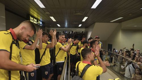 Echipa naţională de tineret, întâmpinată de 500 de suporteri la revenirea la Bucureşti de la Campionatul European U21 / Ianis Hagi - Ne aşteptam să jucăm finala, dar suntem fericiţi că i-am făcut mândri pe suporteri