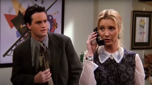Lisa ”Phoebe” Kudrow dezvăluie că a descoperit recent un bilet lăsat de Matthew ”Chandler” Perry într-un borcan de biscuiţi pe care i l-a dăruit după ultimul episod din ”Friends”: ”Momentul potrivit este totul”