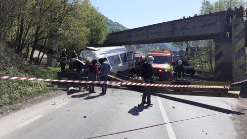 Doi morți și trei răniți grav după ce bucăţi dintr-un pod de cale ferată s-au prăbuşit peste un microbuz / Accidentul a fost provocat de un TIR care transporta un utilaj agricol