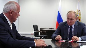 Tribunalul Iaşi a ridicat sancţiunile impuse de ANAF unei firme care a importat îngrăşăminte de la combinatul condus de oligarhul rus Serghei Chemezov, aflat pe lista neagră a UE şi SUA după invazia Crimeei de către Federaţia Rusă