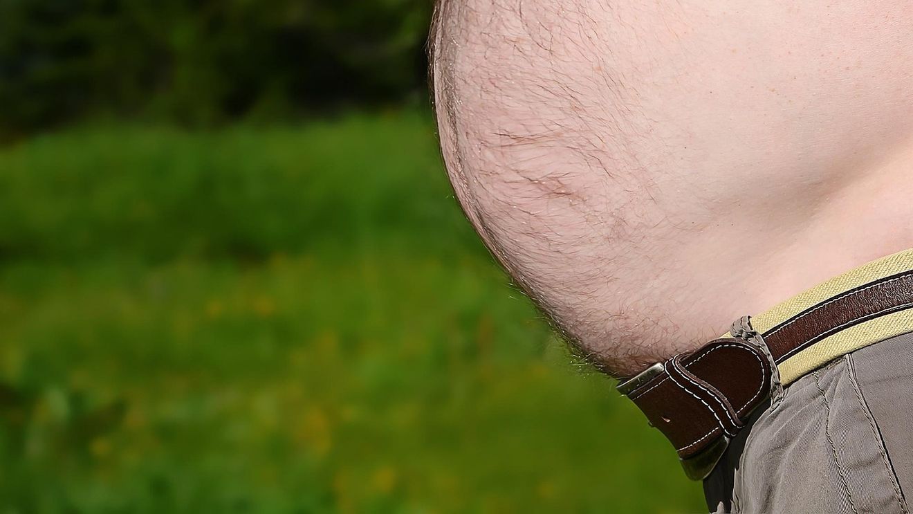 STUDIU: „Burta de bere” e asociată cu afecțiuni cardiace, în special la bărbați / ”Camerele interne devin mai mici, iar inima pompează mai puțin sânge”