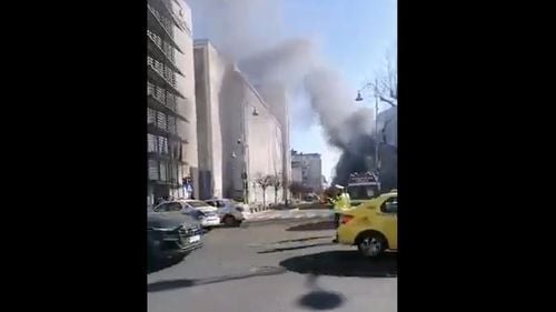 Video: O mașină a luat foc pe Calea Victoriei din București