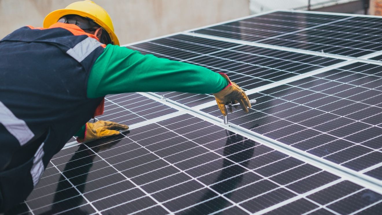 O biserică din Marea Britanie a instalat panouri solare pe acoperiș ca parte a unui test pentru a alimenta casele din apropiere