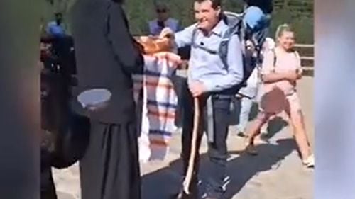 Nicușor Dan, în pelerinaj la Chilia lui Arsenie Boca din munte, la câteva ore de mers pe jos de Mănăstirea Brâncoveanu – Sâmbăta de Sus. Președintele a urcat Valea Sâmbetei cu fiul în rucsac și a fost întâmpinat cu pâine și sare de stareț