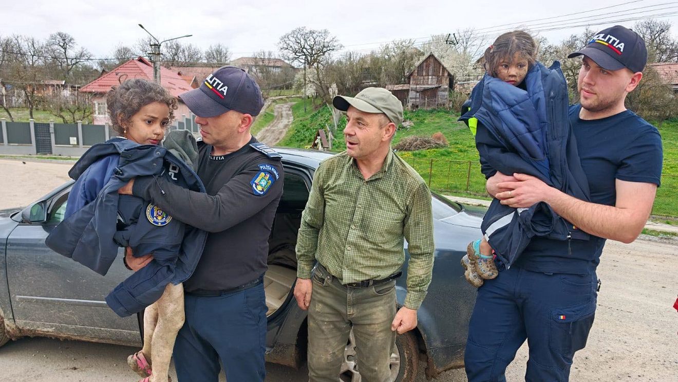 Rebeca și Melisa, fetițele dispărute dintr-un oraș din Mureș, au fost găsite într-o pădure / Micuțele au fost salvate de un pădurar