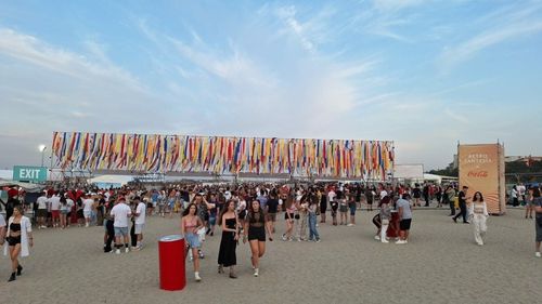 VIDEO De ce să mergi ca voluntar la un festival? Sara, Andrei și Ionuț povestesc experiența de la Neversea