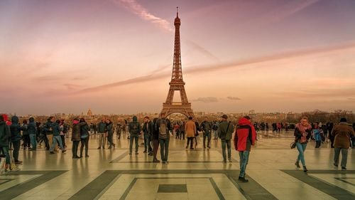 În timp ce Macron îl curtează pe Musk, Primăria Paris renunță la rețeaua X / Orașul Paris a declarat că lipsa de moderare a făcut utilizarea platformei „imposibilă”