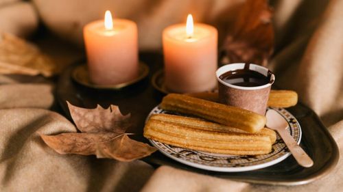 Churros – gogoșile lungi și subțiri, crocante la exterior și moi în interior/ Se servesc pudrate cu zahăr sau scufundate într-o ceașcă de ciocolată topită