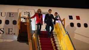 Palatul Élysée neagă că Emmanuel Macron ar fi fost lovit de soția sa, Brigitte, și invocă un „un moment de complicitate” VIDEO