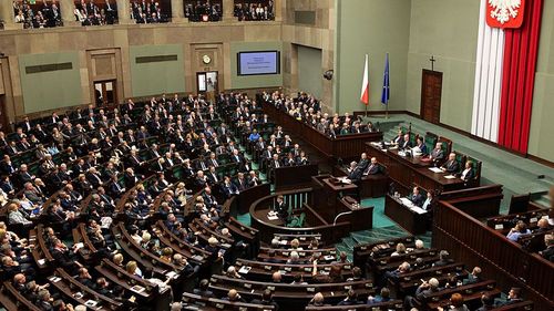Guvernul polonez a cedat presiunilor și a amânat alegerile prezidențiale pe fondul scandalului că alegătorii vor putea vota doar prin corespondență din cauza epidemiei