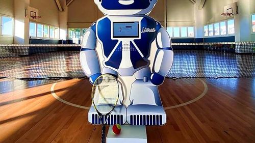 VIDEO Robotul care ajută școala online: un român a dezvoltat o soluție pentru ca profesorii să poată preda din școală, iar elevii să aibă acces inclusiv la laboratoare, dar stând acasă