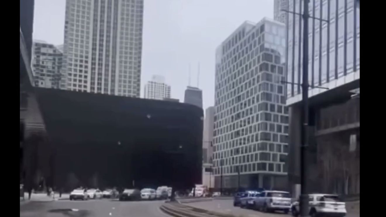 VIDEO Chicago: Clădirea Trump International Hotel & Tower, blocată de poliție în urma unor informații că o femeie s-ar afla în interior, înarmată cu o puşcă