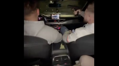 Trei tineri s-au filmat într-o maşină, iar unul dintre ei afișează un pistol / Imaginile au ajuns în mediul online, iar poliţiştii au demarat cercetări / Percheziţii în judeţul Maramureş