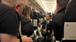 Zborul Paris – București, care trebuia să aterizeze luni, la miezul nopții, a ajuns la Budapesta. / Avionul se află în continuare în Ungaria