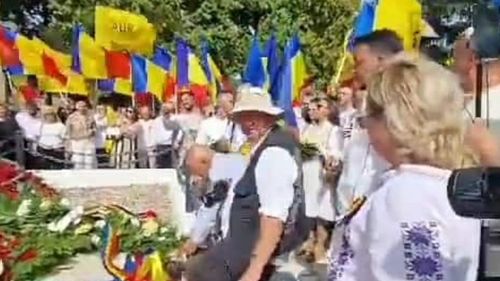 VIDEO Fotograful partidului extremist AUR, scos de preot de pe mormântul lui Avram Iancu: ”Vă rog frumos să ieșiți afară de aici!” / „Am auzit! De cinci ori îmi spui?”