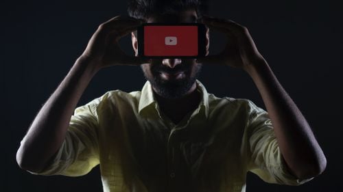 O nouă formă de fake news: clickbaiteri și propagandiști ruși produc în masă videoclipuri regizate care incită la ură