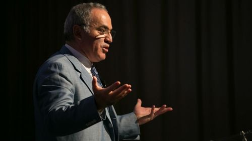 Garry Kasparov participă la Timișoara la un eveniment al Universității Politehnice / Celebrul șahist va analiza impactul AI asupra vieții și libertăților fundamentale ale omului