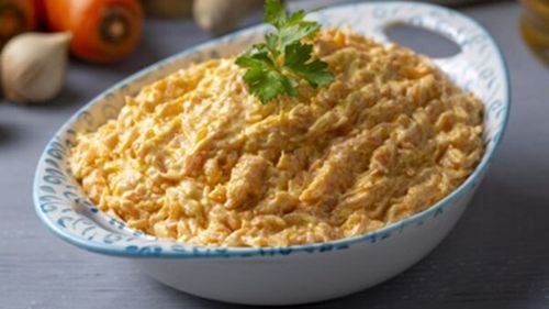 Havuç Tarator sau salată de morcovi cu iaurt, asemănătoare cu tzatziki grecesc, dar fără castraveți. Un preparat din gastronomia turcească 