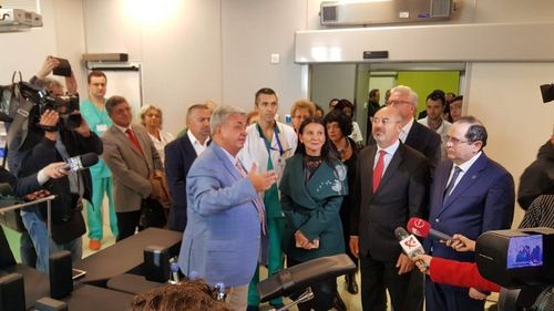 Clinica Marelui Ars a fost deschisă la Iaşi doar pentru poze cu ministrul Sănătății, Sorina Pintea. Zeci de posturi sunt neacoperite, iar spitalul abia a publicat anunţurile de concurs