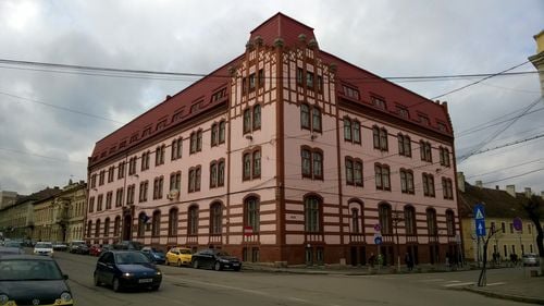 Facultatea de Drept a Universității Babeș Bolyai din Cluj Napoca se mută în clădirea fostului hotel Opera Plaza care a fost achiziționată cu 40 de milioane de Lei