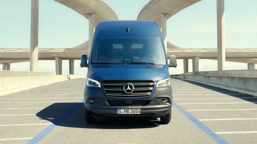 Aniversăm 30 de ani de Sprinter cu un preț special: Sprinter 317 CDI furgon, versiunea extra-lungă, echiparea PRO, de la 39.707 € (fără TVA), 48.045 € (TVA inclus), cu livrare imediată. Solicită oferta completă (P)