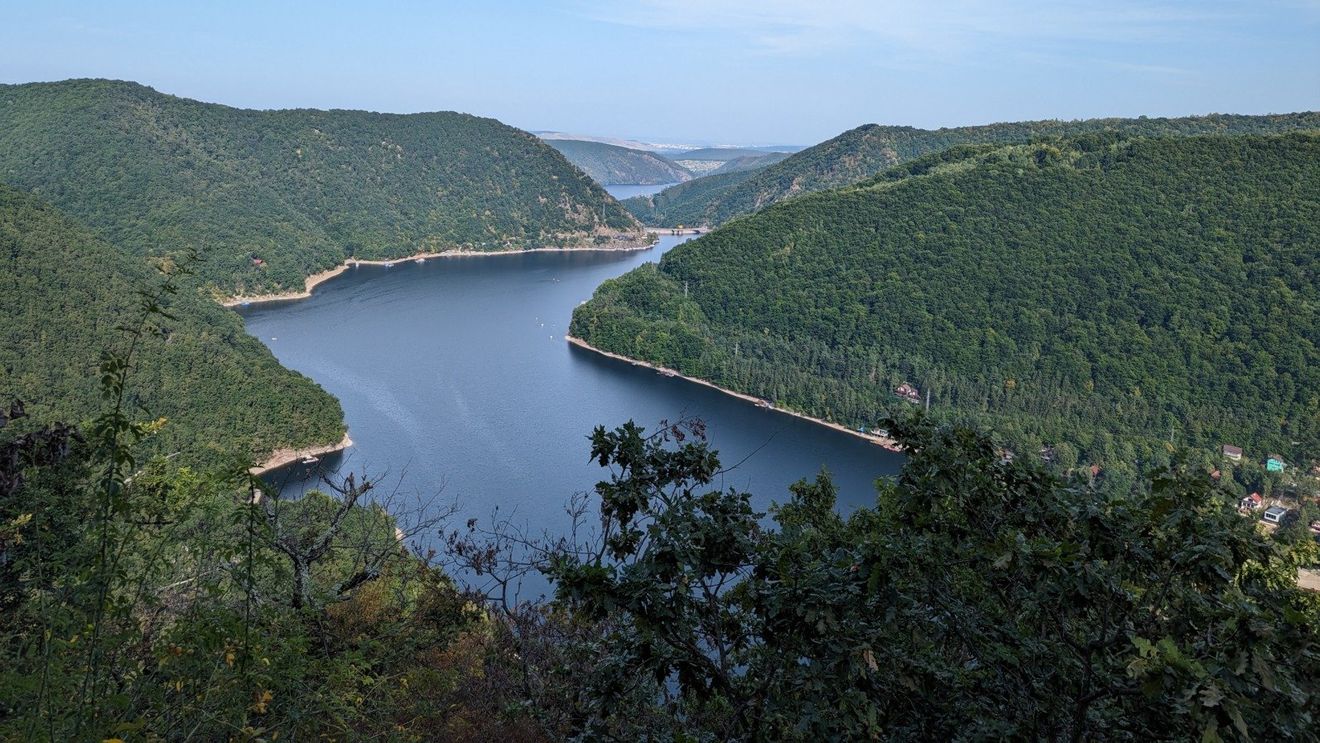 UPDATE Bărbat în stop cardio-respirator după ce a căzut în lacul Tarnița