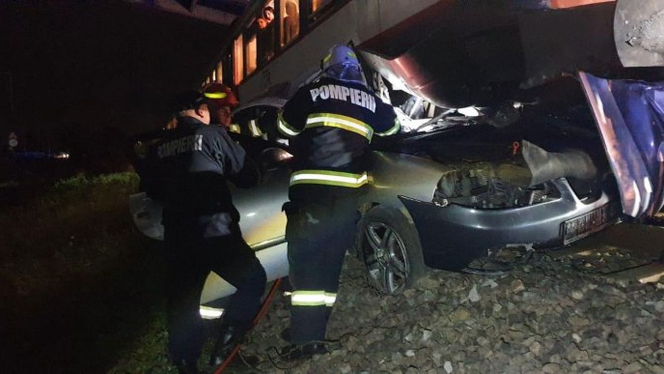 Satu Mare: Un tânăr de 19 ani a murit după ce mașina în care se afla a intra sub locomotiva unui tren