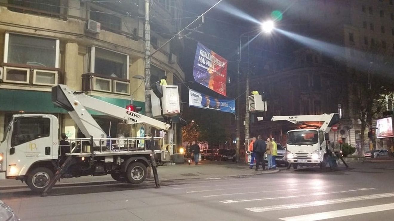 Alianța 2020 USR PLUS a reclamat la Biroul Electoral folosirea companiilor municipale pentru amplasarea de bannere PSD / Primăria: Compania de iluminat public prestează servicii de închiriere a utilajelor pentru orice persoană fizică sau juridică