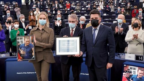 VIDEO Navalnîi primește premiul Saharov / Fiica lui critică în Parlamentul European „jumătățile de măsură” ale UE față de Putin: Să vrei să liniștești un dictator nu este o abordare pragmatică / Este cinism, ipocrizie și corupție