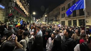 VIDEO ”Rusia, nu uita, România nu-i a ta” - scandarea suporterilor lui Nicușor Dan la sediul de campanie