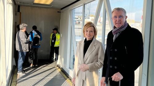 Familia regală, trolling la adresa președintelui Iohannis: Zbor cu o cursă de linie