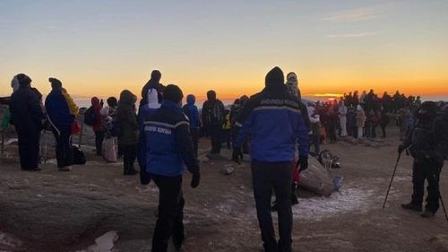 Cum au sărbătorit sute de turiști Ziua Sfinxului/ Iubitorii muntelui urcă pe platoul Bucegi în speranța că vor vedea piramida formată de razele soarelui în jurul Sfinxului