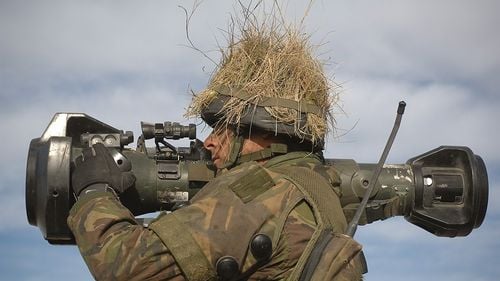 Marea Britanie a început să livreze Ucrainei noi arme ușoare antitanc, ca răspuns la „comportamentul din ce în ce mai amenințător al Rusiei”, a anunțat ministrul apărării, Ben Wallace