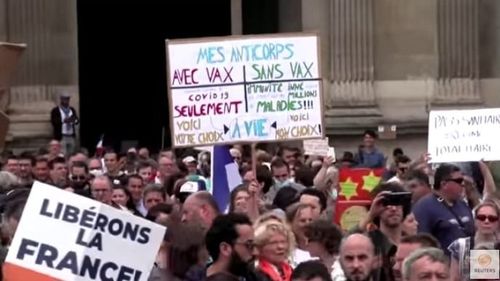 Guvernul francez se declară indignat după ce a fost comparat cu naziştii / Unii protestatari purtau o stea galbenă  pentru a face o paralelă între persecuţia evreilor şi situaţia celor care nu sunt vaccinaţi