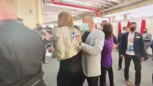 Bode și-a cerut scuze pentru că două ziariste au fost bruscate la congresul PNL când încercau să filmeze cum decurge votul