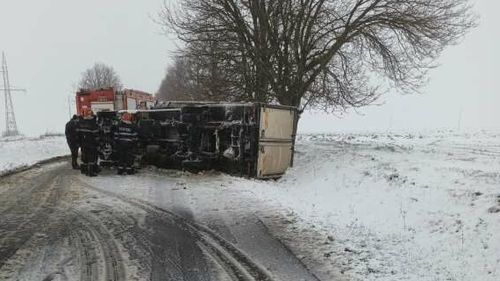 O mașină și o autoutilitară au derapat pe drumurile din Botoșani, unde se circulă în condiții de iarnă