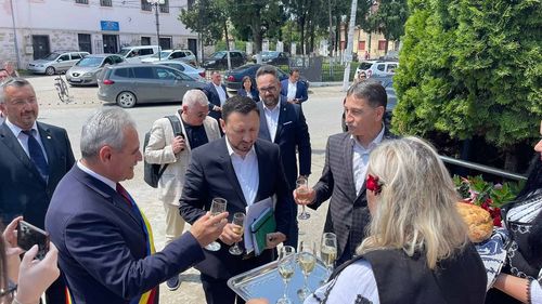 Ministrul Mediului întâmpinat cu pâine, sare și vin, de angajate ale primăriei îmbrăcate în costume populare, într-o comună puternic afectată de inundațiile din ultima perioadă