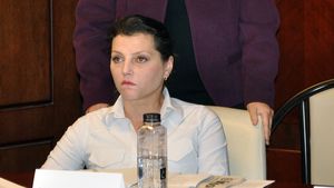 Cum au fost prinse în flagrant directoarea Direcției de Cultură Constanța și un inspector în timp ce ar fi împărțit o mită de 2000 de lei pentru un aviz: Un tânăr a sunat la call center-ul DGA pentru corupție și a relatat în detaliu ce i-au cerut cele două funcționare