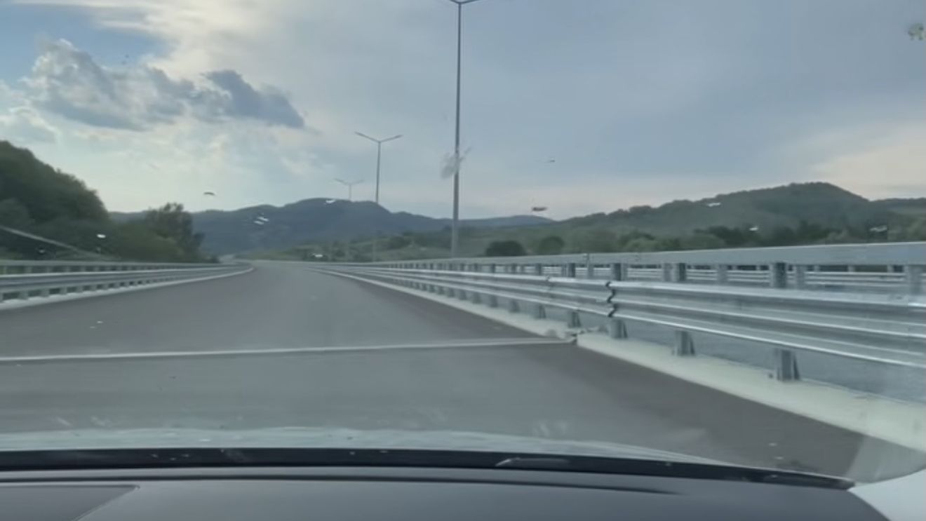 VIDEO Imagini de pe lotul 4 din autostrada Sibiu – Pitești / În august se termină lucrările, însă doar în toamnă se va deschide circulației / ”Va fi nevoie de o perioadă de recepție și pre-recepție ceva mai lungă”