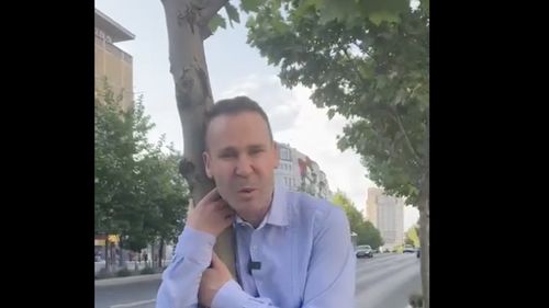 VIDEO Robert Negoiță, pe Bulevardul I.C. Brătianu din centrul Capitalei, discurs incoerent în timp ce îmbrățișa un copac: „Domnule Nicușor Dan, ăștia sunt copaci ilegali. Nu vreți să-i dați afară de aici? Scoateți-l, că nu vă place verdele, frumosul... Am reușit cu greu să prindem acești copaci. Copacii fiind ființe vii”