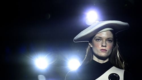 VIDEO Săptămâna Modei de la Paris: Stella McCartney a prezentat o colecţie total vegană, Marine Serre a ales decorul unei pieţe, o defilare a avut loc în biserică