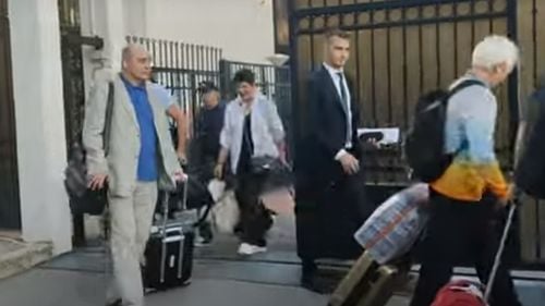 VIDEO Ultimul drum al diplomaților ruși prin Moldova. Cum au ajuns aceștia de la ambasadă până la aeroport
